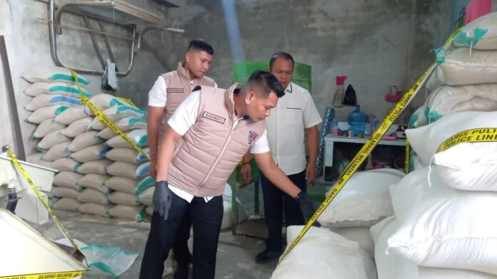 Polda NTB saat membongkar praktik dugaan tindak pidana pengoplosan beras SPHP milik Bulog di wilayah Kabupaten Lombok Barat