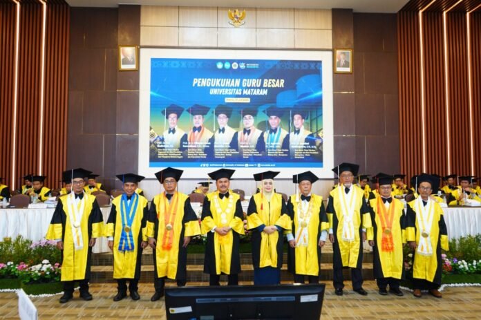 Rektor Unram, Prof. Bambang Hari Kusumo (empat dari kiri) bersama unsur pimpinan dan enam Guru Besar Tetap yang dikukuhkan di Ruang Sidang Senat, Rektorat Unram, pada hari Kamis, 31 Juli 2025.