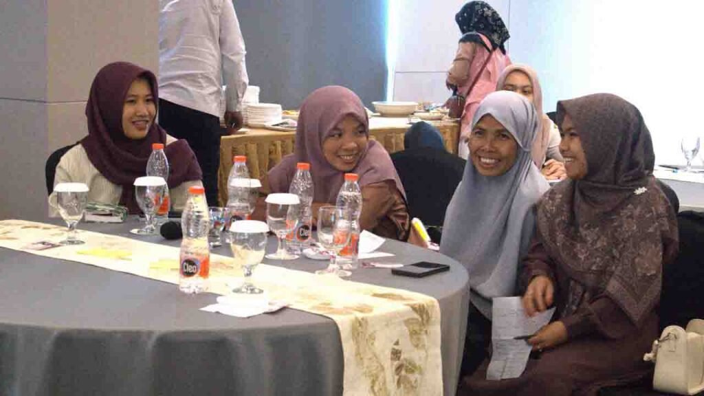 – KONSEPSI NTB melalui Program Women Forest Defender, berkolaborasi dengan Koalisi Perempuan Indonesia (KPI) yang diwakili oleh Dian Ariani, SP, menginisiasi pembentukan Forum Perempuan Penjaga dan Pengelola Hutan Indonesia, Provinsi Nusa Tenggara Barat. Kesepakatan untuk membangun forum ini lahir dalam rangkaian kegiatan FGD Review & Konsultasi Publik Berbasis Perempuan di Kawasan Hutan, yang diselenggarakan pada Rabu, 27 Agustus 2025 di Hotel Prime Park, Mataram.