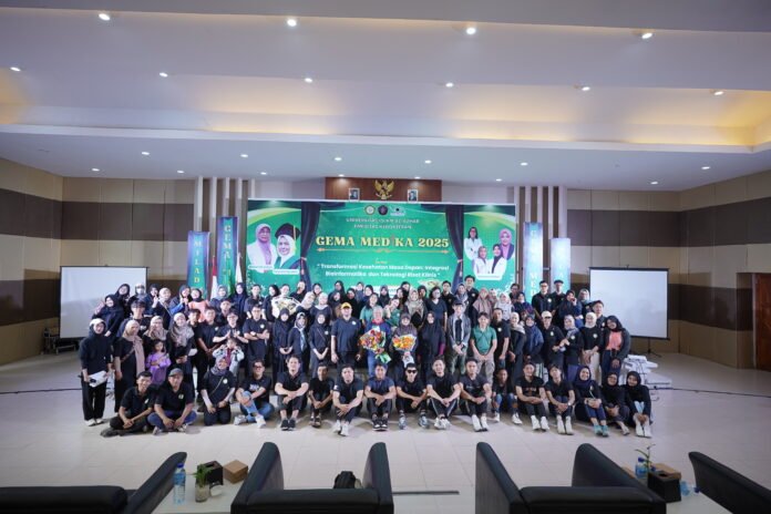 FOTO BERSAMA- Foto bersama seusai rangkain acara GEMA MEDIKA 2025 yang digelar Fakultas Kedokteran Unizar telah ditutup di Gedung Teater Ahmad Firdaus Sukmono Unizar, pada Minggu (3/8/2025).