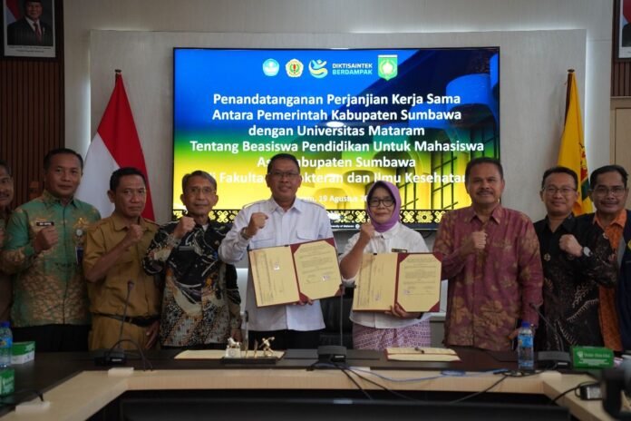 Unram dan Pemkab Sumbawa Teken PKS Beasiswa Pendidikan Mahasiswa FKIK