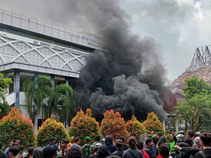 Aksi di DPRD NTB Masih Berlanjut, Gedung Sekretariat Dewan Ikut Terbakar