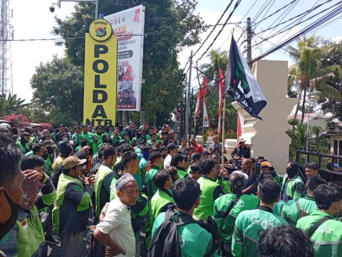 Aliansi Ojol Se-NTB Demo Tuntut Keadilan Atas Kematian Affan Kurniawan