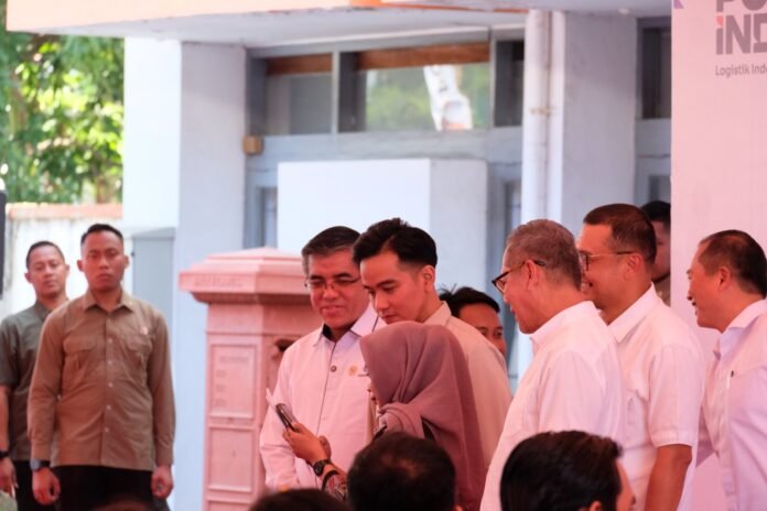 Wapres RI, Gibran Rakabuming Raka, Bersama Menaker, Dirut BPJS Ketenagakerjaan, Pramudya Iriawan Buntoro, Dirut PT Pos, dan Gubernur NTB berinteraksi dengan salah satu penerima BSU di Mataram.