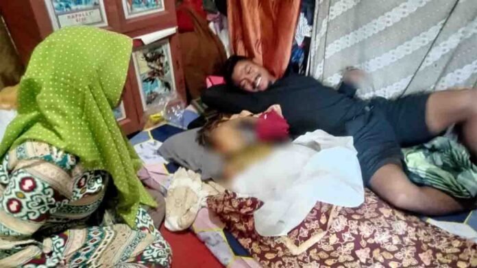 Muhammad Ary (tengah) anak yang digigit ular berbisa asal Desa Sorinomo Kecamatan Pekat, meninggal dunia setelah mendapat perawatan dari RSUD Dompu. (Suara NTB/ist)