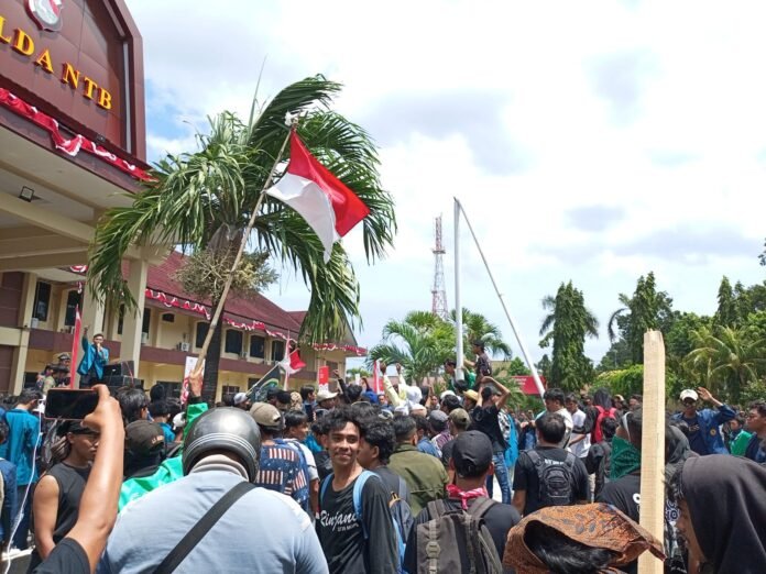 Demo di Polda NTB: Tiang Bendera Patah, Kaca Lobi Pecah
