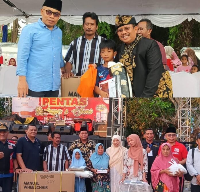 Bupati Lobar H. Lalu Ahmad Zaini dan Wabup Hj. Nurul Adha didampingi Kadisos H. L. Winengan menyerahkan paket bansos kepada anak yatim dan warga tak mampu, Sabtu (2/8/2025).