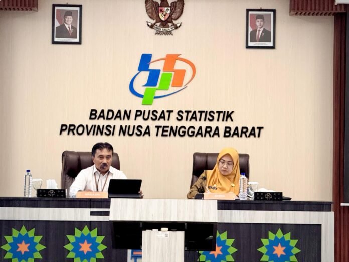 Kepala BPS Provinsi NTB, Wahyudin (kiri) saat menjelaskan pertumbuhan ekonomi NTB.
