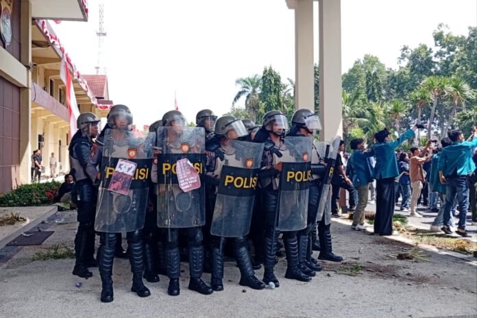Enam Anggota Polisi Dilarikan ke Rumah Sakit Pasca-Demo di Polda NTB dan DPRD NTB