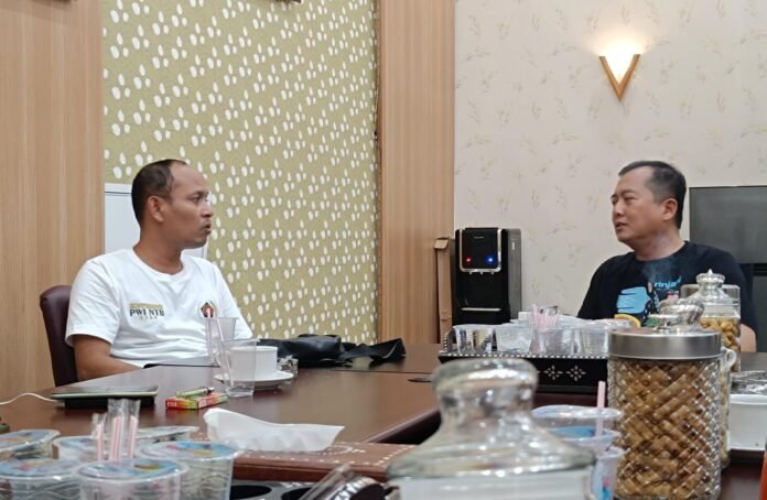 Gubernur NTB, H. Lalu. Muhamad Iqbal bersama berdiskusi dengan Ketua Forum Wartawan Ekonomi NTB, Bulkaino dan rombongan tentang ekonomi dan pembangunan NTB.