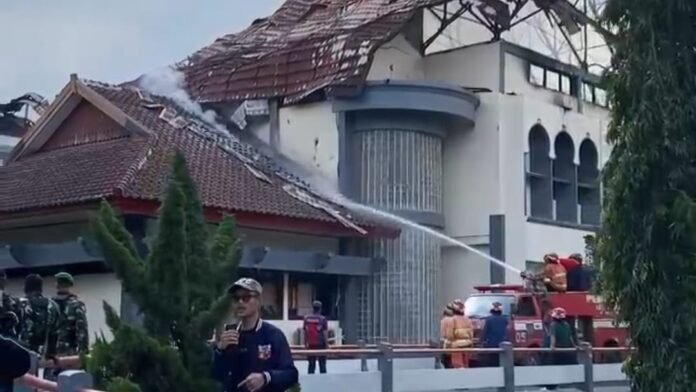 Pemadam Kebakaran (Damkar) Kota Mataram berhasil memadamkan kebakaran hebat yang melanda Kantor Dewan Perwakilan Rakyat Daerah (DPRD), pada Sabtu (30/8/2025), sore tadi.