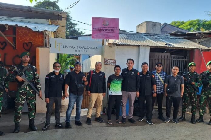 Pihak Kejaksaan Tinggi (Kejati) NTB didampingi personel TNI saat melakukan penyegelan lahan di Gili Trawangan, Lombok Utara, Selasa, 5 Agustus 2025.