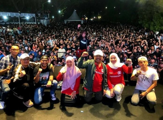 Puluhan ribu pengunjung Car Free Night Kota Gerung tumpah ruah memadati kawasan Taman Kota Kantor Bupati Lobar. Ini menjadi hasil kerja nyata Bupati dan Wabup dalam menghidupkan ibu Kota dan Lobar di awal-awal menjabat.