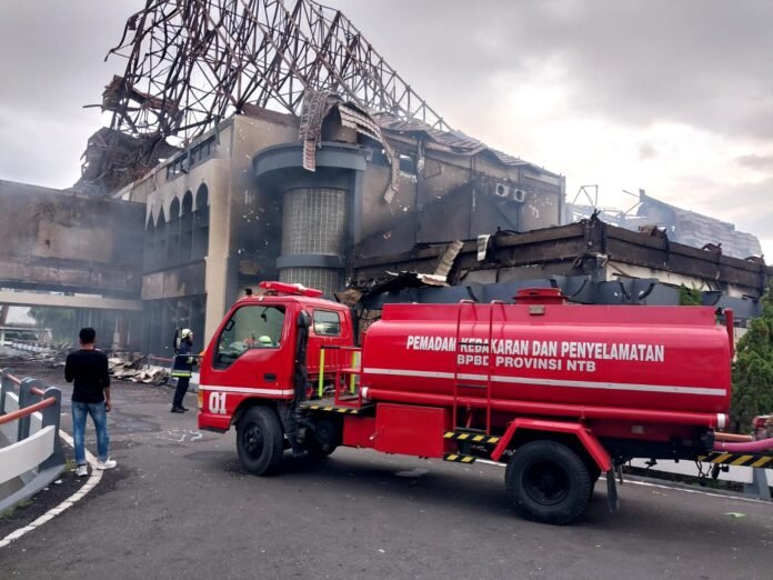 Lima Unit Damkar Diterjunkan, Kebakaran Kantor DPRD NTB Berhasil Dipadamkan