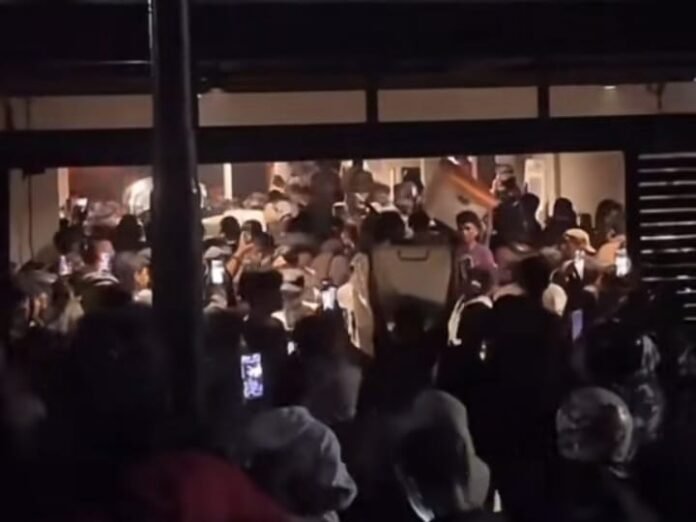 Massa Geruduk Rumah Ahmad Sahroni, Penjarahan Tak Terhindarkan