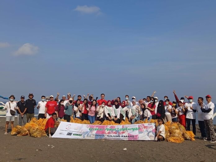 Peduli Lingkungan, Golden Palace Hotel Gelar Aksi “Clean Up” Pantai