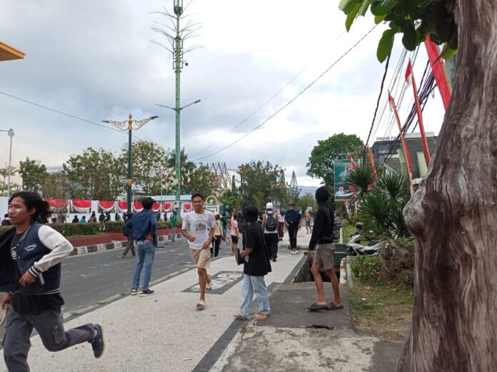 Ratusan Massa Aksi Diduga Terkena Gas Air Mata dalam Demonstrasi di DPRD NTB, Sebagian Dibawa ke Rumah Sakit