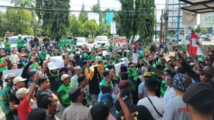 Seorang Mitra Grab Jadi Tersangka Dugaan Perusakan saat Demo