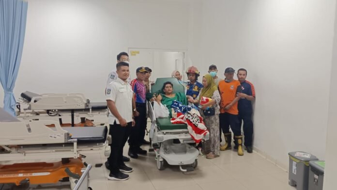 Damkarmat Bantu Lepaskan Tangan Warga Mataram Terjepit Mesin Penggiling Daging