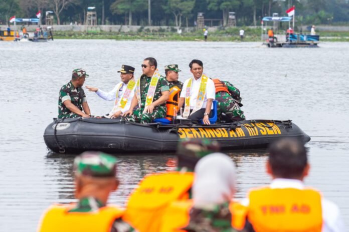 PEMBERSIHAN - Melalui program TJSL Mandiri Sahabat Desa Pembersihan Situ dan Waduk, Bank Mandiri melaksanakan kegiatan pembersihan dan pemeliharaan sejumlah Situ dan Waduk di Jabar. (Suara NTB/ist)