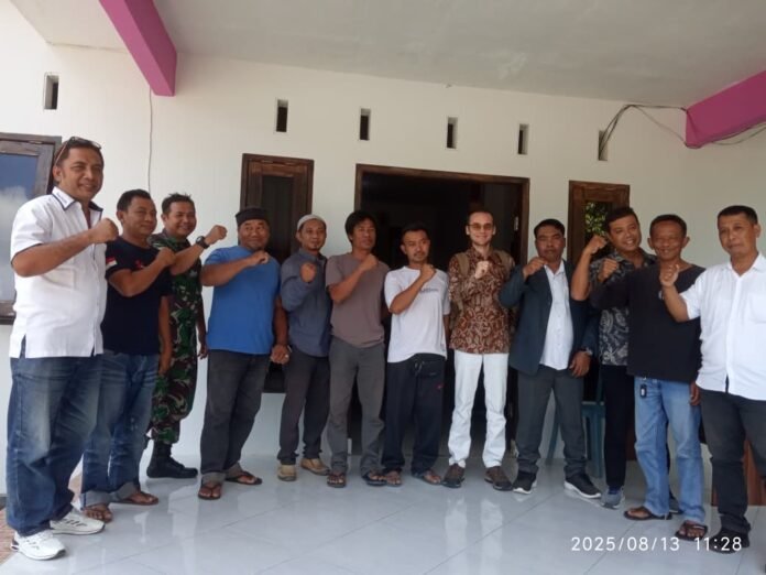 DAMAI- Pemdes Batulayar Barat bersama para pihak yang berselisih akhirnya sepakat damai terkait dengan keluhan kebisingan yang disampaikan oleh warga perbukitan Kampung Duduk.(Suara NTB/ist)