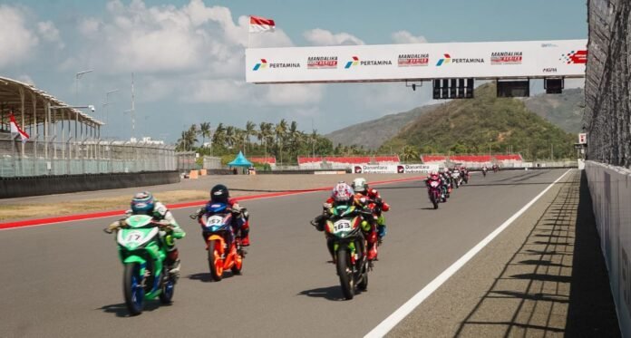 Para pembalap memulai sesi latihan bebas di ajang MRS 2025 putaran ketiga di Sirkuit Mandalika, Jumat (15/8/2025).