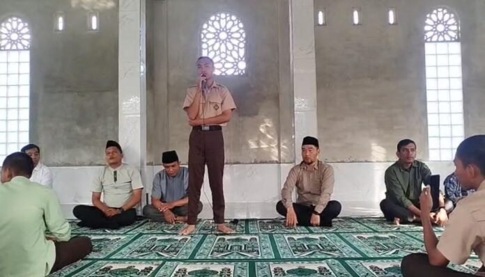 Siswa SMKN 1 Lembar Rizki Andika Pratama.