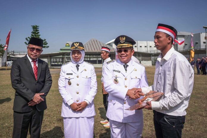 Bupati Lobar H. Lalu Ahmad Zaini bersama Wabup Hj. Nurul Adha dan Kalapas M. Fadli menyerahkan remisi pada narapidana lapas kelas II A Lobar pada momen HUT ke-80 RI.