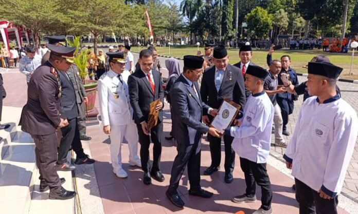 Penyerahan SK remisi ke warga binaan dilakukan Bupati Lotim, H. Haerul Warisin, Minggu, 17 Agustus 2025. (suarantb.com/rus)