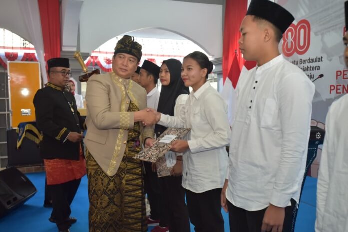 Gubernur NTB, Lalu Muhamad Iqbal memberikan remisi secara simbolis kepada warga binaan di Lapas Kelas III Perempuan Mataram, Minggu (17/8/2025). (suarantb.com/mit)