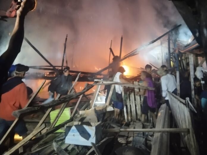 Para warga yang membantu proses pemadaman api. (Suara NTB/ist)