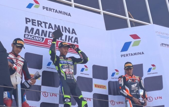Pembalap asal Mataram, NTB Arai Agaska sukses jadi yang tercepat di ajang MRS putaran ketiga di kelas Nasional Sport 250cc paxa race kedua yang berlangsung di sirkuit Mandaliaka, Minggu (17/8/2025).