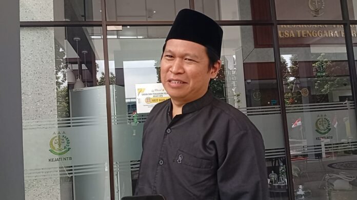 Anggota Komisi V DPRD Provinsi NTB TGH. Sholah Sukarnawadi saat datang ke Kejati NTB, Selasa (19/8/2025). (Suara NTB/mit)