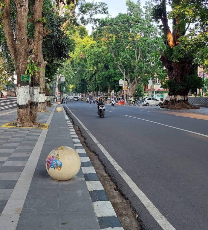 Aktivitas pengendara di Jalan Pejanggik yang nantinya ditutup selama parade budaya pada Selasa (19/8/2025). (Suara NTB/pan)