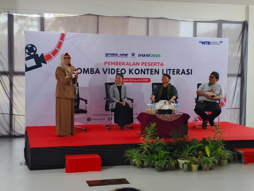 SAMBUTAN - Kepala Bidang Pelayanan Hj. Lesti Sariyuni saat memberikan sambutan pada pembukaan Pembekalan Lomba Konten Video Literasi di Gedung Layanan Perpustakaan, Selasa, 19 Agustus 2025. (Suara NTB/ham)