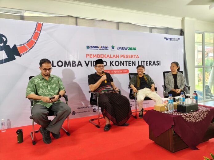 Kepala Dinas Perpustakaan dan Kearsipan Provinsi NTB, H. Ashari (pegang mik) saat memberikan pembekalan Lomba Konten Video Literasi di Gedung Layanan Perpustakaan, Selasa, 19 Agustus 2025.