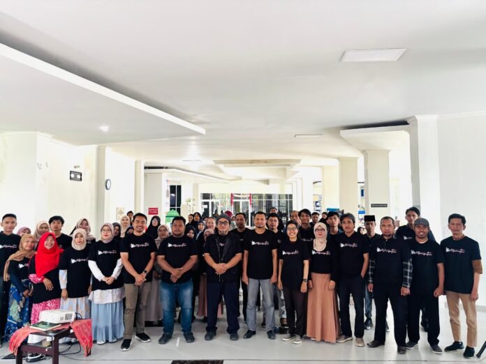 POSE BERSAMA - Pemateri dan peserta pose bersama usai pembukaan Lomba Resensi Buku Koleksi Perpustakaan di Gedung Layanan Perpustakaan NTB, Kamis, 21 Agustus 2025. (Suara NTB/ist)