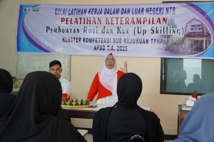 Kepala BLKDLN NTB, Niniek Rahayu memberikan pengarahan pada kegiatan pelatihan di BLK NTB.