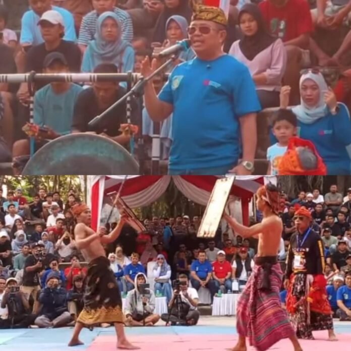 Bupati Lobar H. Lalu Ahmad bersama Ketua TP PKK dan Wabup Hj. Nurul Adha membuka Festival Peresean Bupati Lobar Cup 2025. (suarantb.com/ist)