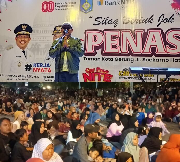 Bupati Lobar H. Lalu Ahmad bersama Wabup Hj. Nurul Adha dan ketua TP PKK bersama masyarakat menyaksikan CFN di Taman Kota Gerung.