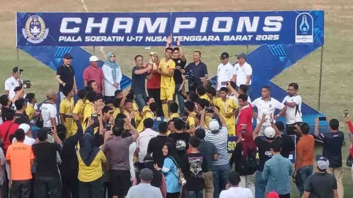 Penyerahan Piala kepada Perslotim sebagai jawara pada Piala Soeratin U-17 di Lapangan GOR Lalu Muslihin Selong Sabtu (23/8/2025) lalu.