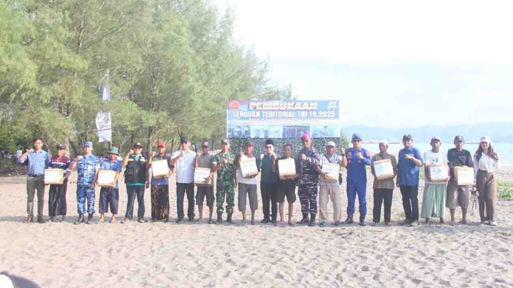 Tanam Mangrove Digelar Lanal Mataram bersama dengan Ketum PB NW, TGKH Lalu Gede Muhammad Zainuddin Atsani di Pantai Cemara Lombok Barat.