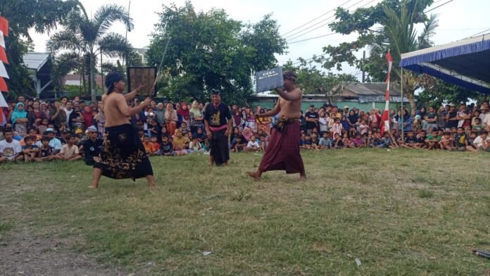 Aktrasi budaya Peresan diadakan Pemdes Giri Sasak untuk melestarikan budaya dan promosi wisata Desa setempat.