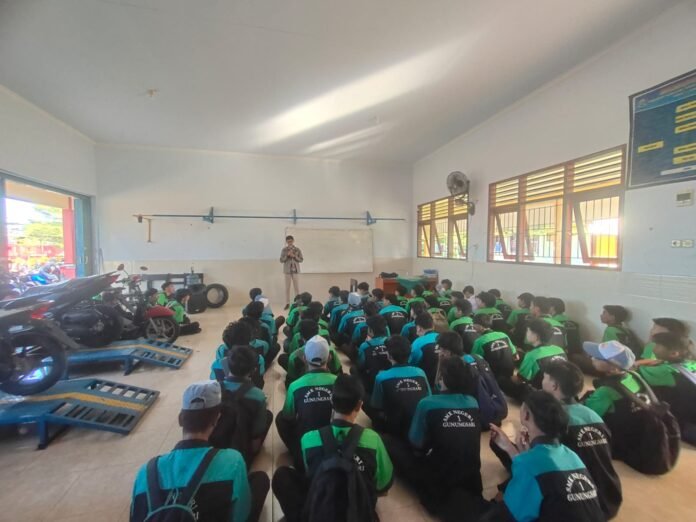Komitmen pada Dunia Vokasi, Instruktur Technical Astra Jadi Guru Tamu di SMK TBSM Honda