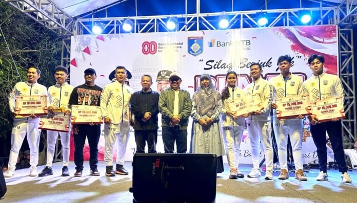 Bupati Lobar H. Lalu Ahmad Zaini bersama Wabup Hj. Nurul Adha didampingi Ketua KONI Abubakar Abdullah menyerahkan bonus bagi atlet dan atlet cabor peraih mendali pada PON lalu.