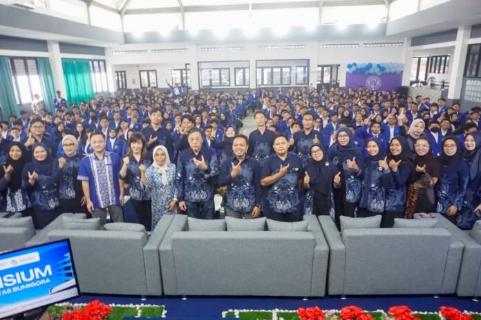 Rektor UBG, Prof. Anthony Anggrawan didampingi segenap civitas akademika UBG berfoto bersama peserta yudisium di Aula Sport Center, pada Jumat, 29 Agustus 2025. (suarantb.com/ist)