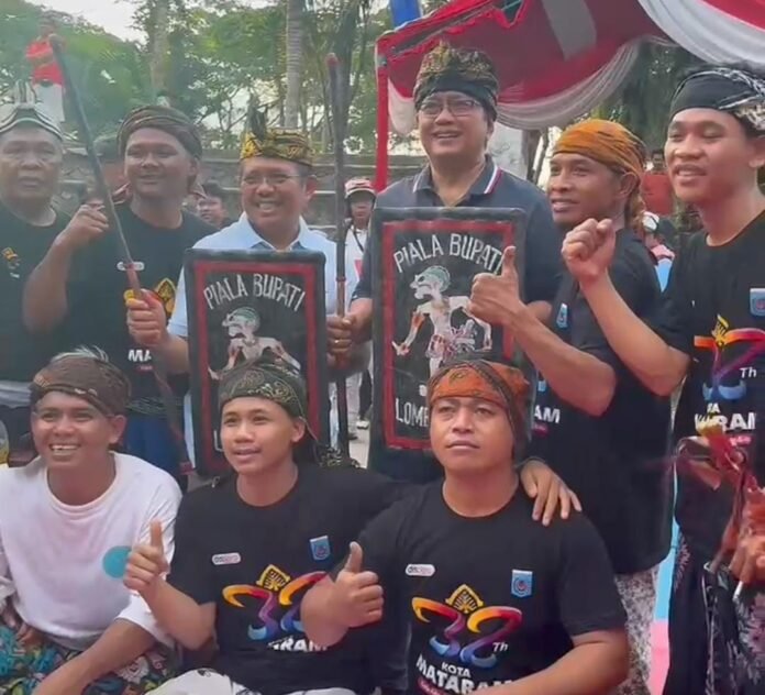 Bupati LAZ mengajak Wamen Transmigrasi, Viva Yoga Mauladi menyaksikan langsung atraksi budaya khas masyarakat Sasak di Taman Kota Gerung.