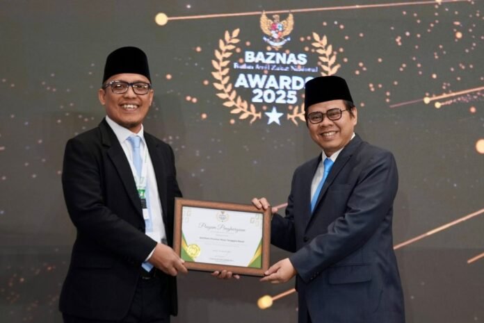 Ketua Baznas NTB, Lalu M. Iqbal Murad menerima penghargaan dari Pimpian Baznas RI, Rizaludin Kurniawan.