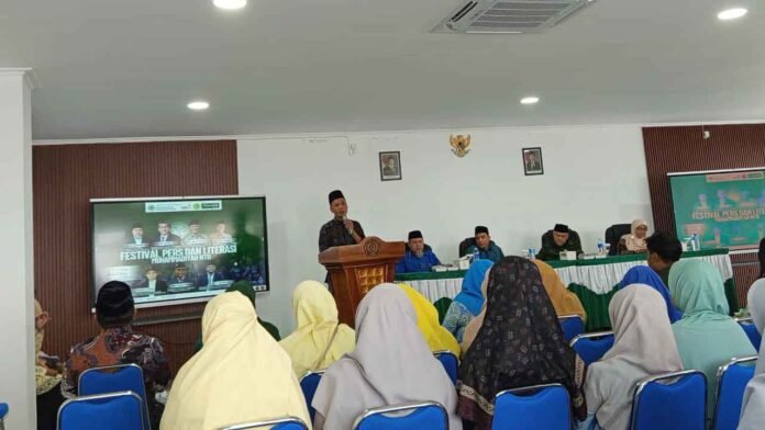 Ketua Majelis Pustaka dan Informasi, Yusron Saudi menyampaikan laporan kegiatan Festival Pers dan Literasi Muhammadiyah NTB saat pembukaan di Aula Fakultas Kedokteran Umamt, Sabtu (30/8/2025). (suarantb.com/pan)