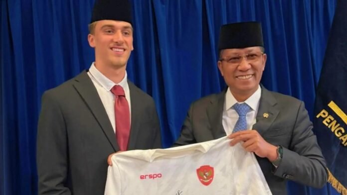 Menkum Supratman Pimpin Pengambilan Sumpah WNI Atlet Sepak Bola Mauro Zijlstra